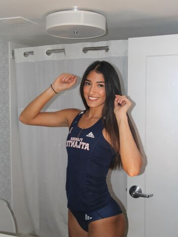 Adrianna Mier