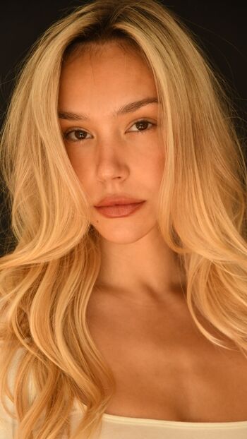 Alexis Ren