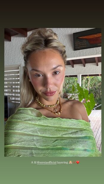 Alexis Ren