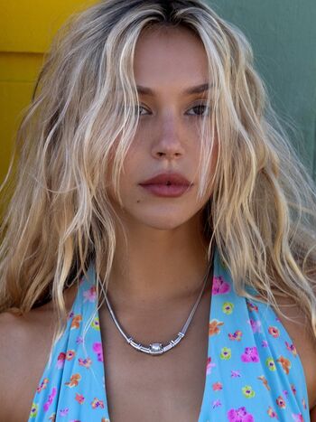 Alexis Ren
