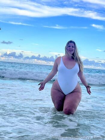 Curvy_Krysta