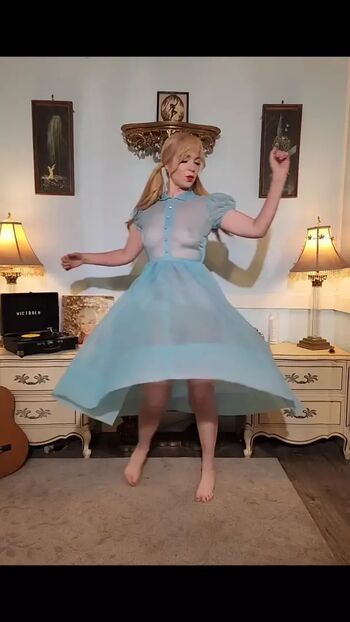 Dainty Rascal Dancing