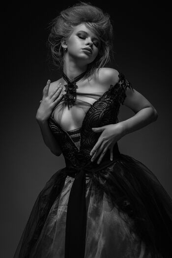 Eva Lee Model