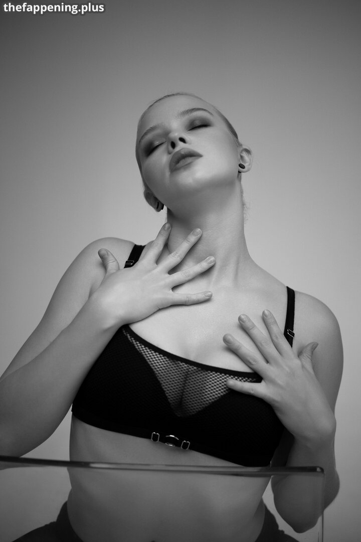 Eva Lee Model