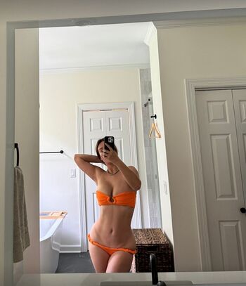 Eva Lovia
