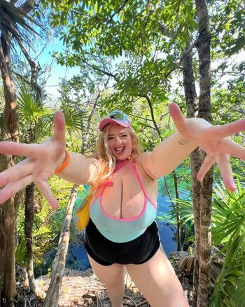 Gwen Adora