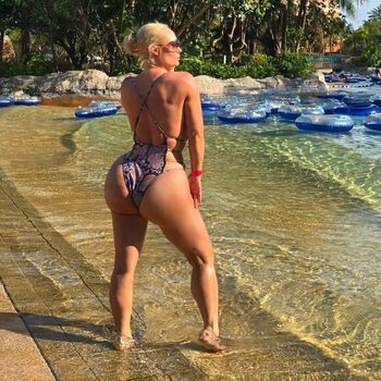 Nicole 