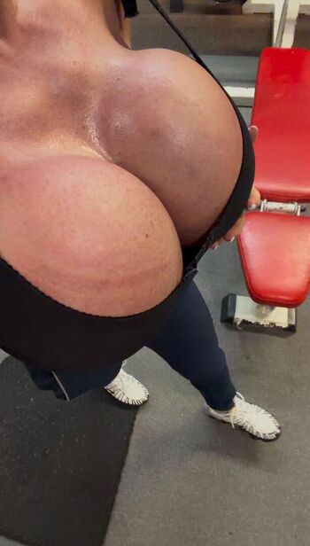 QueenMuscleBoobs